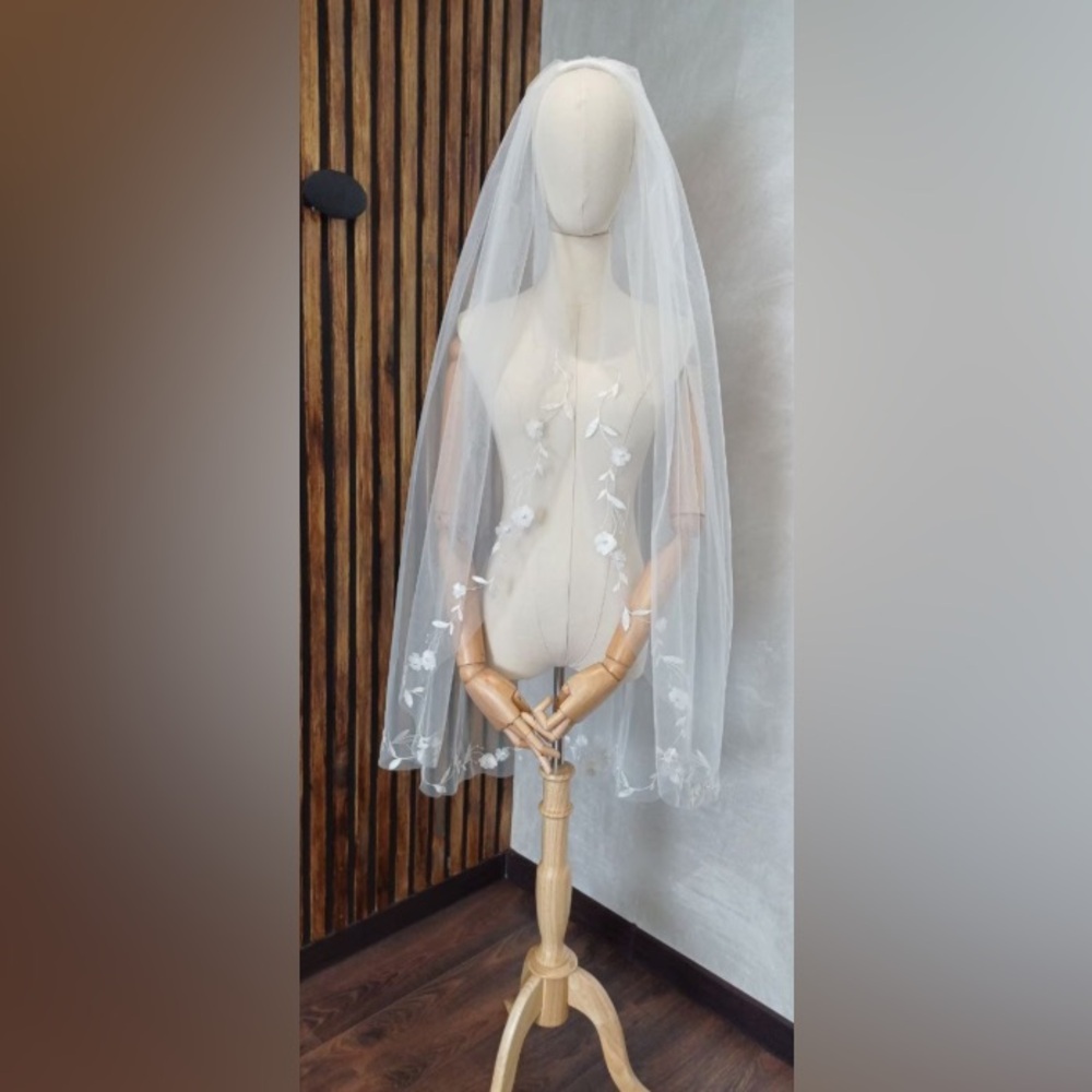 Elegant White Floral Embroidered Veil